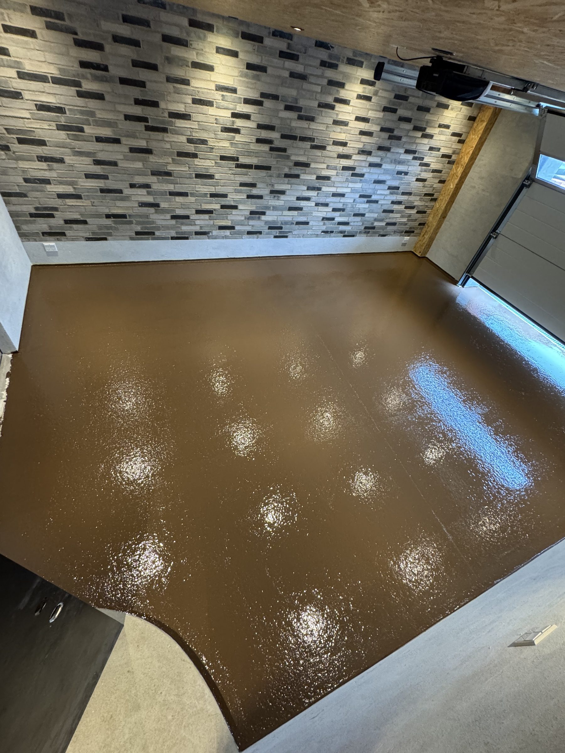 Garage med skinnende epoxy-gulv i bronze