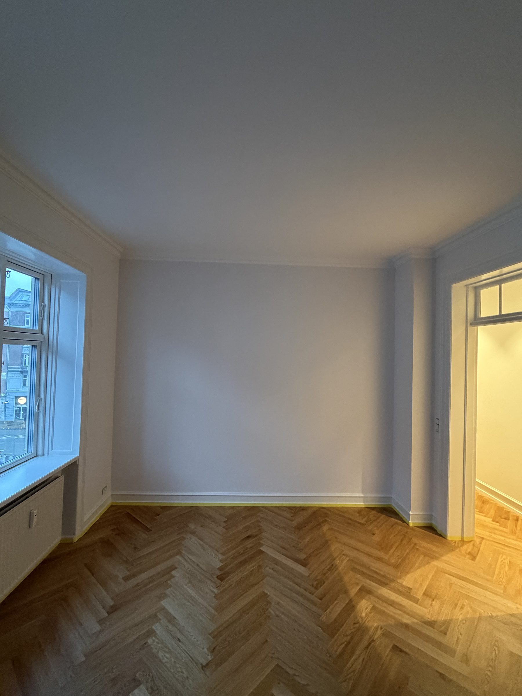 Lejlighed med nyt sildebensgulv i klassisk eg