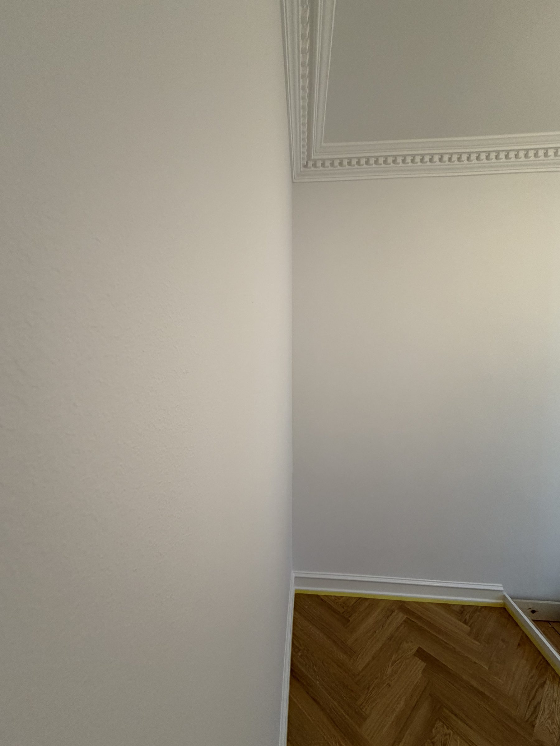 Lyst nyt køkken med integrerede skabe og bordplade