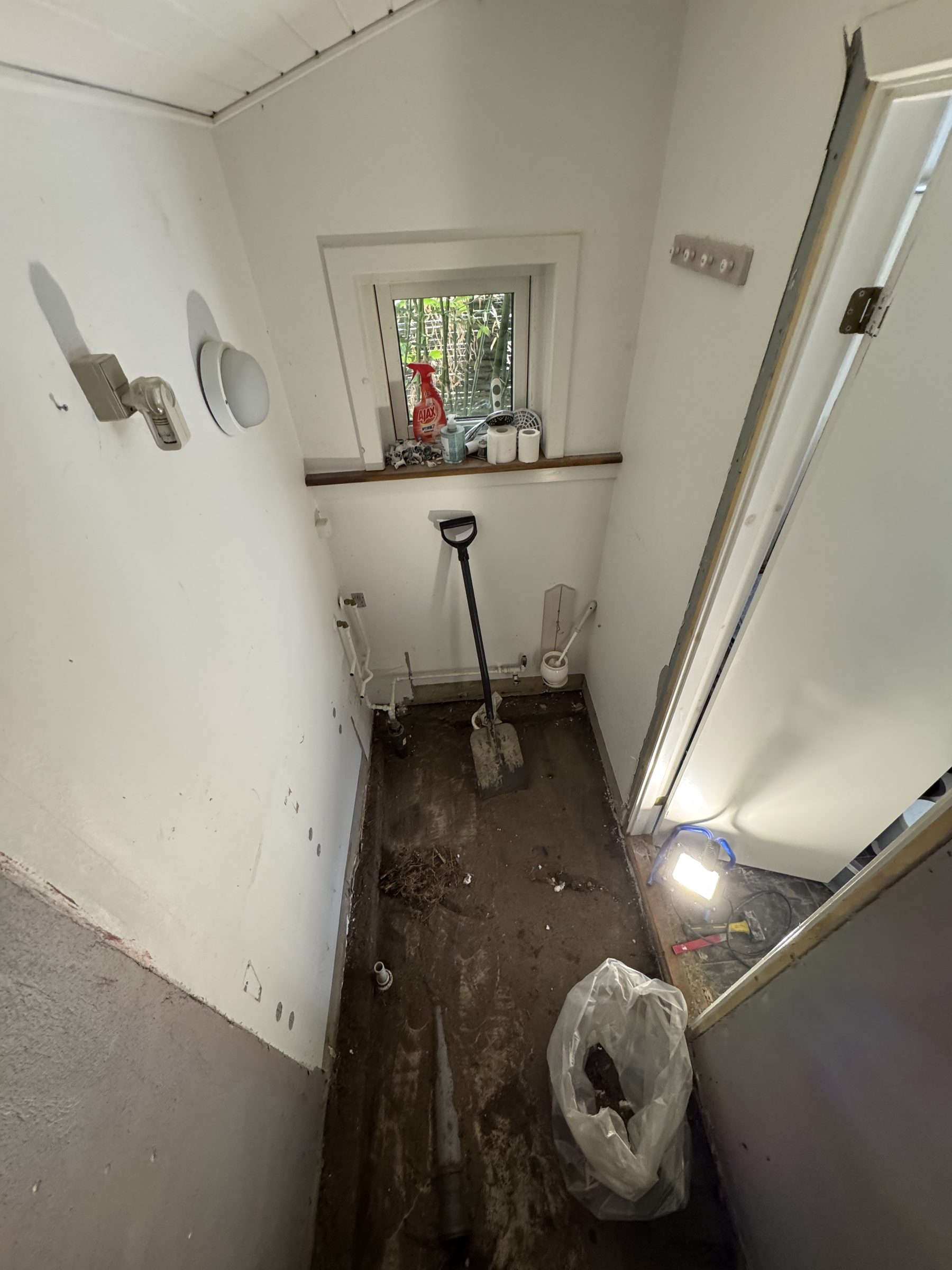 Lille toilet i rå tilstand før renovering