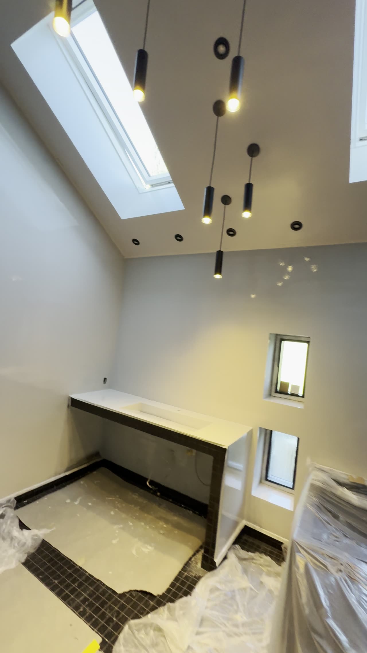 Video — loft med ovenlys og sorte pendler over ø